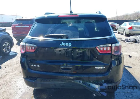 2021 Jeep Compass Latitude 4X4 z USA, uszkodzony, nr VIN 3C4NJDBB8MT558325